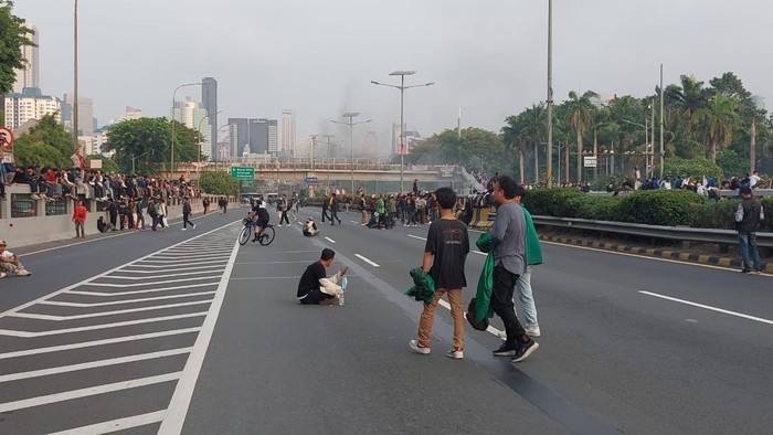 Aksi masa penyampaian aspirasi di area Gedung DPR/MPR yang mulai memasuki wilayah Jalan Tol Dalam Kota, Representative Office 2 sebagai pengelola Ruas Tol Dalam Kota dan Jasamarga Tollroad Operator (JMTO) selaku service provider pengoperasian Jalan Tol bersama Kepolisian melakukan rekayasa lalu lintas. Atas Diskresi Kepolisian, mulai pukul 16.55 WIB, pengguna jalan yang melintasi Ruas Tol Dalam Kota arah Slipi, dialihkan putar balik di KM 8+100 dan KM 9+800 untuk kembali menuju arah Cawang, sedangkan pengguna jalan yang hendak menuju arah Cawang, dialihkan putar balik di KM 12+400 untuk kembali menuju arah Slipi.