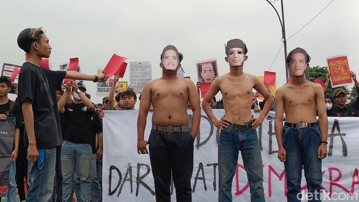 Massa menggelar aksi teatrikal pemberian kartu merah kepada Jokowi, Gibran, dan Kaesang Pangarep saat aksi Tolak RUU Pilkada di Jalan Jenderal Soedirman Purwokerto, Kabupaten Banyumas, Kamis (22/8/2024).