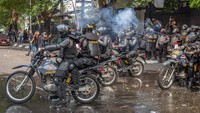 Personel kepolisan menembakkan gas air mata ke arah pengunjuk rasa saat aksi menolak pengesahan Revisi UU Pilkada di sekitar Kompleks Gedung DPRD Jateng.  