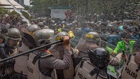 Aksi yang diikuti sekitar 1.200 massa itu merupakan bagian dari gerakan peringatan darurat Indonesia yang viral di media sosial seusai DPR RI mengabaikan putusan MK.  