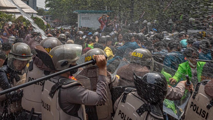 Aksi Tolak RUU Pilkada di Semarang Ricuh, Polisi Tembakkan Gas Air Mata Personel kepolisan berupaya membubarkan mahasiswa dari berbagai universitas di Jateng bersama aliansi masyarakat sipil yang tergabung dalam Gerakan Rakyat Jawa Tengah Menggugat (GERAM) yang dinilai mulai ricuh saat berunjuk rasa menolak pengesahan Revisi UU Pilkada di sekitar Kompleks Gedung DPRD Jateng, Kota Semarang, Jawa Tengah, Kamis (22/8/2024). Aksi tersebut merupakan bagian dari gerakan peringatan darurat Indonesia yang viral di media sosial seusai DPR RI mengabaikan putusan MK. ANTARA FOTO/Aji Styawan/wpa.