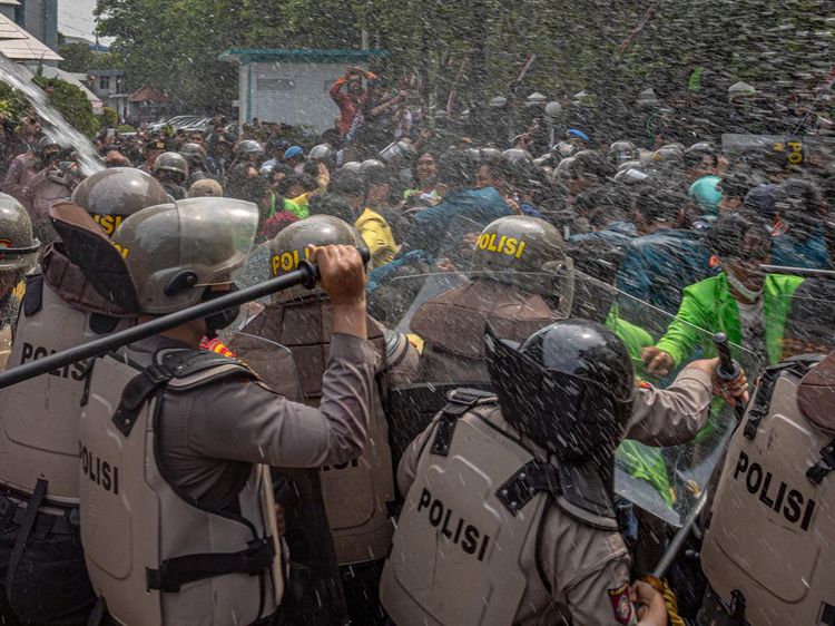 Aksi Tolak RUU Pilkada di Semarang Ricuh, Polisi Tembakkan Gas Air Mata