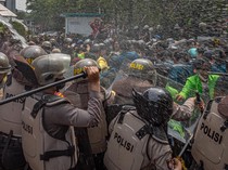 Aksi Tolak RUU Pilkada di Semarang Ricuh, Polisi Tembakkan Gas Air Mata