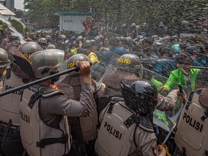 Personel kepolisan berupaya membubarkan mahasiswa dari berbagai universitas di Jateng bersama aliansi masyarakat sipil yang tergabung dalam Gerakan Rakyat Jawa Tengah Menggugat (GERAM) yang dinilai mulai ricuh saat berunjuk rasa menolak pengesahan Revisi UU Pilkada di sekitar Kompleks Gedung DPRD Jateng, Kota Semarang, Jawa Tengah, Kamis (22/8/2024). Aksi tersebut merupakan bagian dari gerakan peringatan darurat Indonesia yang viral di media sosial seusai DPR RI mengabaikan putusan MK. ANTARA FOTO/Aji Styawan/wpa.