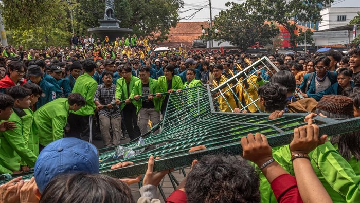 Aksi Tolak RUU Pilkada di Semarang Ricuh, Polisi Tembakkan Gas Air Mata Personel kepolisan berupaya membubarkan mahasiswa dari berbagai universitas di Jateng bersama aliansi masyarakat sipil yang tergabung dalam Gerakan Rakyat Jawa Tengah Menggugat (GERAM) yang dinilai mulai ricuh saat berunjuk rasa menolak pengesahan Revisi UU Pilkada di sekitar Kompleks Gedung DPRD Jateng, Kota Semarang, Jawa Tengah, Kamis (22/8/2024). Aksi tersebut merupakan bagian dari gerakan peringatan darurat Indonesia yang viral di media sosial seusai DPR RI mengabaikan putusan MK. ANTARA FOTO/Aji Styawan/wpa.