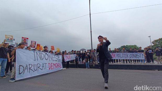 Massa menggelar aksi teatrikal pemberian kartu merah kepada Jokowi, Gibran, dan Kaesang Pangarep saat aksi Tolak RUU Pilkada di Jalan Jenderal Soedirman Purwokerto, Kabupaten Banyumas, Kamis (22/8/2024).