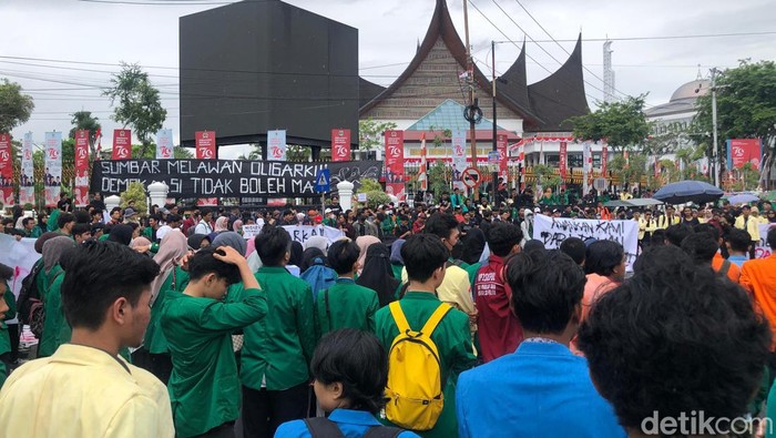 Aksi unjuk rasa mahasiswa hingga akademisi di depan Gedung DPRD Sumbar. (M. Afdal Afrianto/detikSumut)