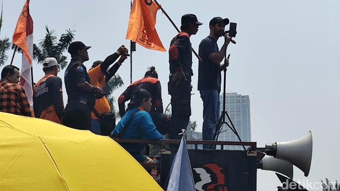Aktor Reza Rahardian mengikuti aksi demonstrasi menolak Revisi Undang-undang Pilkada di depan gedung DPR di Jalan Gatot Subroto, Jakarta hari ini. (Fadil/detikcom).