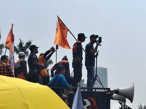 Aktor Reza Rahardian mengikuti aksi demonstrasi menolak Revisi Undang-undang Pilkada di depan gedung DPR di Jalan Gatot Subroto, Jakarta hari ini. (Fadil/detikcom).