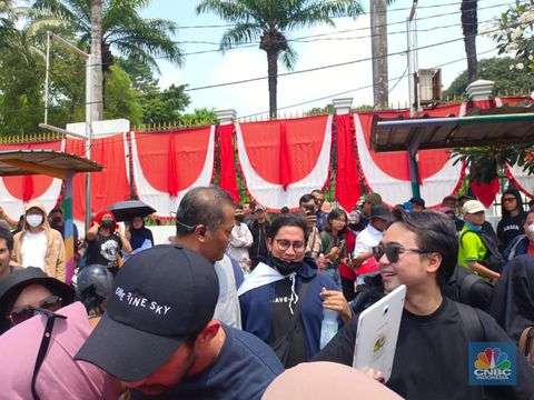 Aktor Reza Rahardian turut serta dalam demonstrasi menolak pengesahan Revisi UU Pilkada di depan Gedung DPR RI, Jakarta, hari ini, Kamis (22/8/2024). (CNBC Indonesia/Martyasari Rizky)
