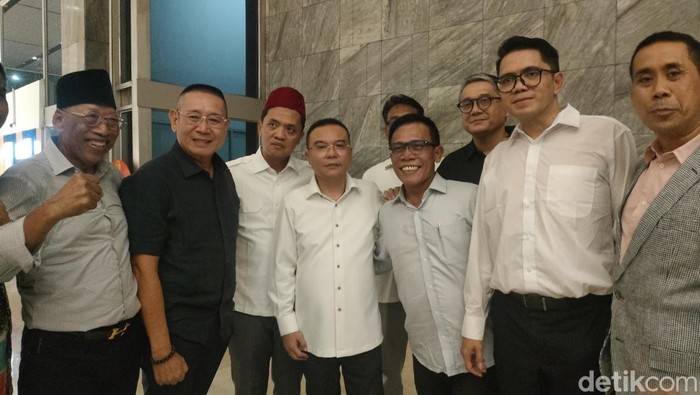 Anggota F-PDIP berpapasan dengan Anggota F-Gerindra malam ini di Gedung DPR. Kedua pihak terlihat saling merangkul (Dwi/detikcom)