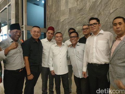 Anggota F-PDIP berpapasan dengan Anggota F-Gerindra malam ini di Gedung DPR. Kedua pihak terlihat saling merangkul (Dwi/detikcom)