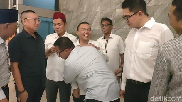 Anggota F-PDIP berpapasan dengan Anggota F-Gerindra malam ini di Gedung DPR. Kedua pihak terlihat saling merangkul (Dwi/detikcom)