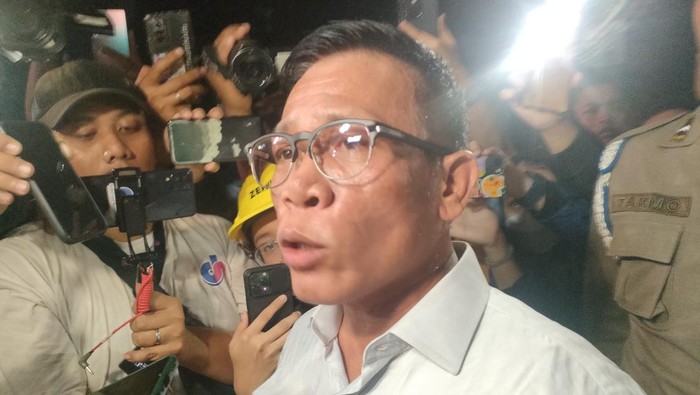 Anggota Baleg DPR RI Fraksi PDIP, Masinton Pasaribu hingga Arteria Dahlan, menemui massa aksi tolak RUU Pilkada di halaman Gedung DPR. Fraksi PDIP ingin menyerap aspirasi massa terkait revisi UU Pilkada.