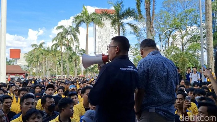 Anggota Komisi V DPRD Sumsel temui massa aksi tolak UU Pilkada.