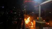 Petugas kepolisan yang melintas langsung berupaya memadamkan api menggunakan apar.