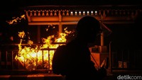 Api yang cukup besar hampir menghanguskan seluruh bagian halte.  