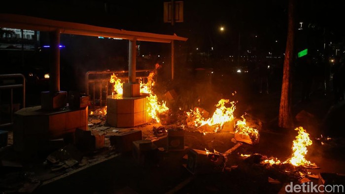 Sebuah halte terbakar usai polisi memaksa massa aksi mundur di Jalan Gerbang Pemuda, Jakarta, Kamis, (22/8/2024).