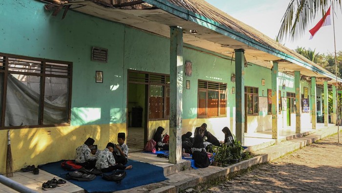 Siswa MIS Al-Khaeriyah belajar di rumah warga, Cisoka, Kabupaten Tangerang, Banten, Kamis (22/8/2024). Kegiatan belajar di sekolah gratis tersebut harus dipindahkan ke tiga rumah warga dan halaman sekolah karena ruangan kelas mengalami kerusakan serta membahayakan para siswa dan membutuhkan bantuan untuk renovasi. ANTARA FOTO/Sulthony Hasanuddin/tom.