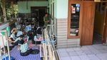 Bangunan Sekolah Rusak, Siswa Belajar di Halaman hingga Rumah Warga