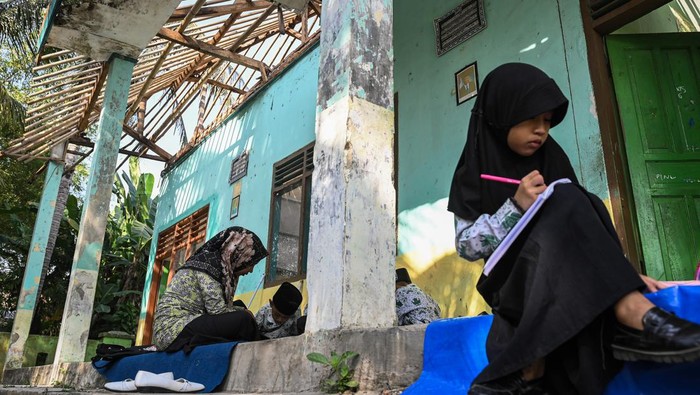 Siswa MIS Al-Khaeriyah belajar di rumah warga, Cisoka, Kabupaten Tangerang, Banten, Kamis (22/8/2024). Kegiatan belajar di sekolah gratis tersebut harus dipindahkan ke tiga rumah warga dan halaman sekolah karena ruangan kelas mengalami kerusakan serta membahayakan para siswa dan membutuhkan bantuan untuk renovasi. ANTARA FOTO/Sulthony Hasanuddin/tom.