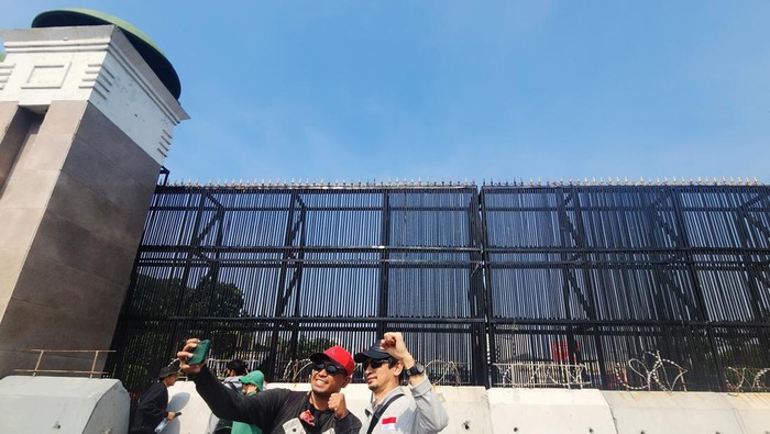Mahasiswa dan buruh akan menggelar demo penolakan Revisi UU Pilkada di depan gedung DPR RI, Jakarta, Kamis (22/8/2024). Mobil Barracuda hingga pagar beton terlihat sudah bersiaga di halaman gedung DPR.