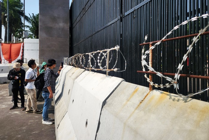 Mahasiswa dan buruh akan menggelar demo penolakan Revisi UU Pilkada di depan gedung DPR RI, Jakarta, Kamis (22/8/2024). Mobil Barracuda hingga pagar beton terlihat sudah bersiaga di halaman gedung DPR.