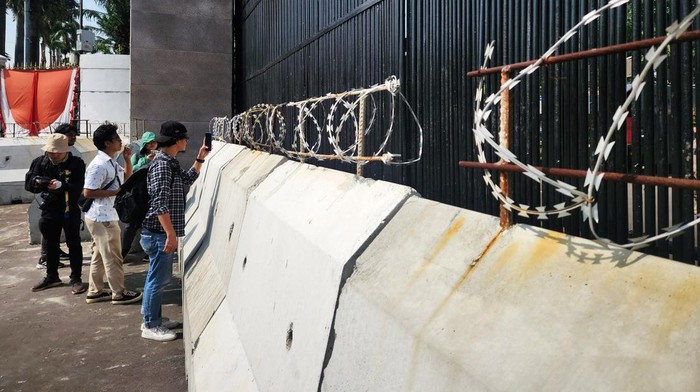 Mahasiswa dan buruh akan menggelar demo penolakan Revisi UU Pilkada di depan gedung DPR RI, Jakarta, Kamis (22/8/2024). Mobil Barracuda hingga pagar beton terlihat sudah bersiaga di halaman gedung DPR.