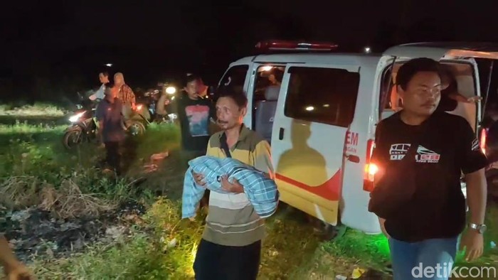 Bayi yang tewas dianiaya ayah kandung dimakamkan. Bayi itu dimakamkan usai otopsi di RSUD Keraton, Pekalongan.