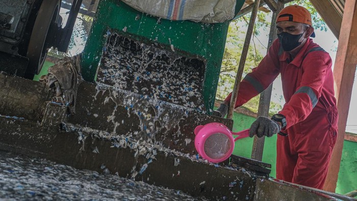 Pekerja menunjukkan material plastik setelah dicacah di Tempat Pengolahan Sampah Terpadu (TPST) Puuwatu, Kendari, Sulawesi Tenggara, Rabu (21/8/2024). Pengolahan sampah plastik yang diinisiasi oleh Naturevolution Indonesia tersebut mampu mengolah puluhan ton sampah dalam sebulan sebagai upaya penyelamatan lingkungan sekaligus penerapan ekonomi sirkular bagi masyarakat setempat. ANTARA FOTO/Andry Denisah/aww.
