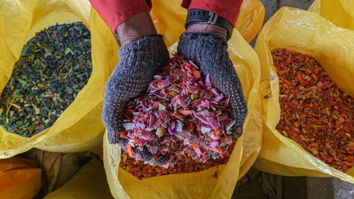 Pekerja menunjukkan material plastik setelah dicacah di Tempat Pengolahan Sampah Terpadu (TPST) Puuwatu, Kendari, Sulawesi Tenggara, Rabu (21/8/2024). Pengolahan sampah plastik yang diinisiasi oleh Naturevolution Indonesia tersebut mampu mengolah puluhan ton sampah dalam sebulan sebagai upaya penyelamatan lingkungan sekaligus penerapan ekonomi sirkular bagi masyarakat setempat. ANTARA FOTO/Andry Denisah/aww.