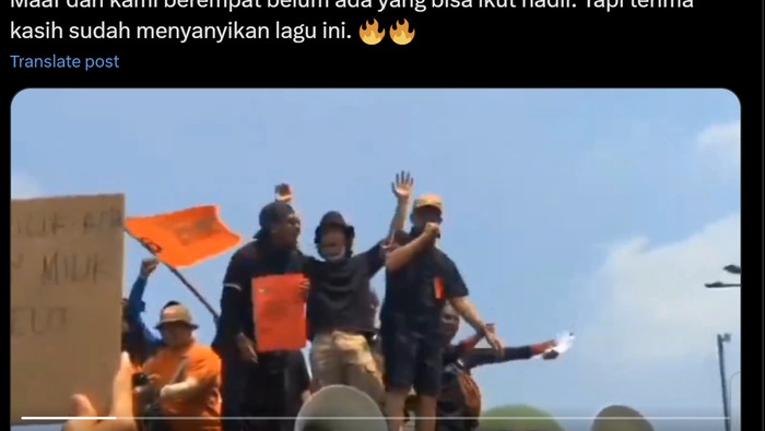 Masyarakat berdemo di depan Gedung DPR sebagai aksi bela putusan MK. Lagu Agak Laen dinyanyikan demonstran dan direspon Bene Dion, personil Agak Laen.