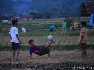 Kenangan Anak-anak Zaman Dulu: Main Bola Beralas Jerami