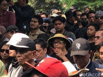 Butet Kartaredjasa di Jogja Memanggil: Demokrasi-Hukum Dirusak Kita Berontak