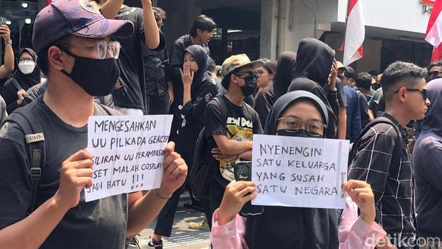Budayawan Butet Kartaredjasa di aksi Jogja Memanggil di Malioboro, Kamis (22/8/2024).