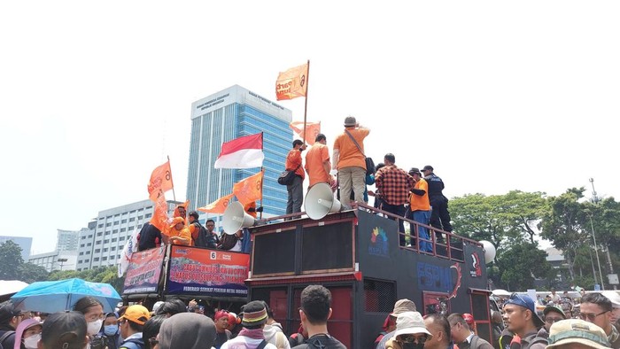 Buruh Aksi Demo Tolak Revisi UU Pilkada