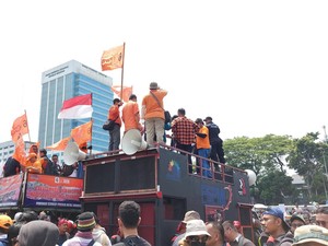 Kawal Putusan MK, Buruh Geruduk DPR