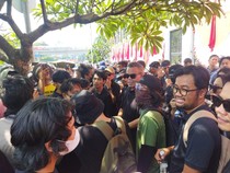 Massa Demo Revisi UU Pilkada Tiba di DPR, Buruh hingga Selebriti Bersatu