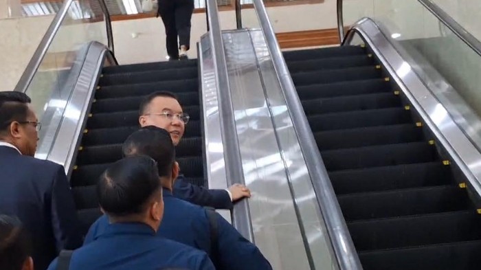 Dasco saat menuju ruang rapat paripurna DPR (Dwi/detikcom)