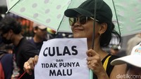 Culas dan tidak punya malu salah satu bunyi poster yang mereka bawa. 