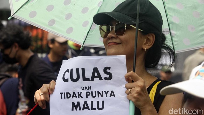 demo buruh tolak revisi uu pilkada