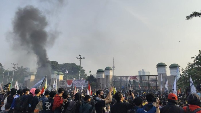 Demo di depan gedung DPR semakin memanas