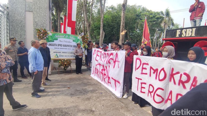 Demo IMM Sidoarjo di gedung DPRD Sidoarjo tolak revisi UU Pilkada