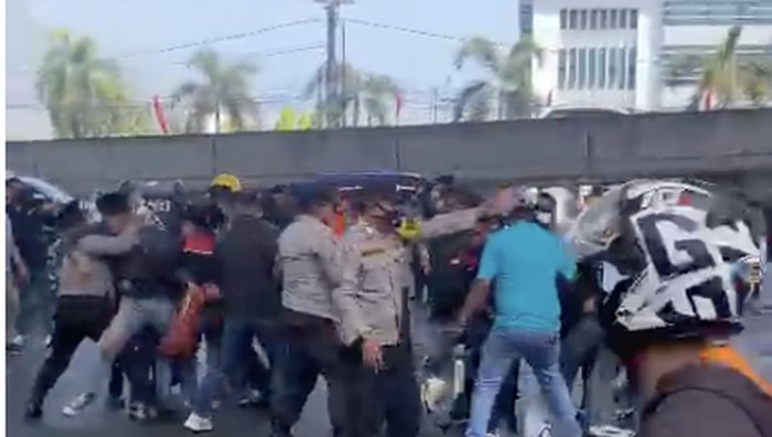 Demo mahasiswa di Jalan AP Pettarani, Makassar. Dokumen Istimewa