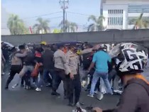Mahasiswa di Makassar Demo Tolak RUU Pilkada, Bakar Ban-Cekcok dengan Polisi