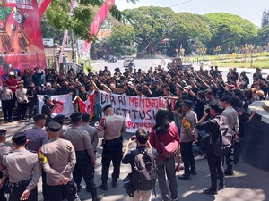 Ratusan Mahasiswa Geruduk DPRD Kota Malang Tolak Revisi UU Pilkada