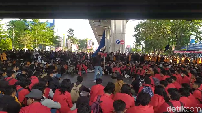 Demo mahasiswa tolak revisi UU Pilkada di Fly Over Makassar.