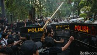 Massa terus memaksa masuk dan saling dorong dengan barikade keamanan.
