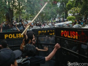 7 Polisi Terluka Saat Amankan Demo di Depan DPR, Kepala-Kaki Robek