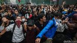 Demo Memanas! Massa Aksi Paksa Masuk Gedung DPR